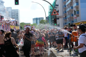 VdF-NRW: Netzwerk 'Diversity' des Vereins der Feuerwehren (VdF) in NRW nimmt an der CSD-Demonstration in Köln teil