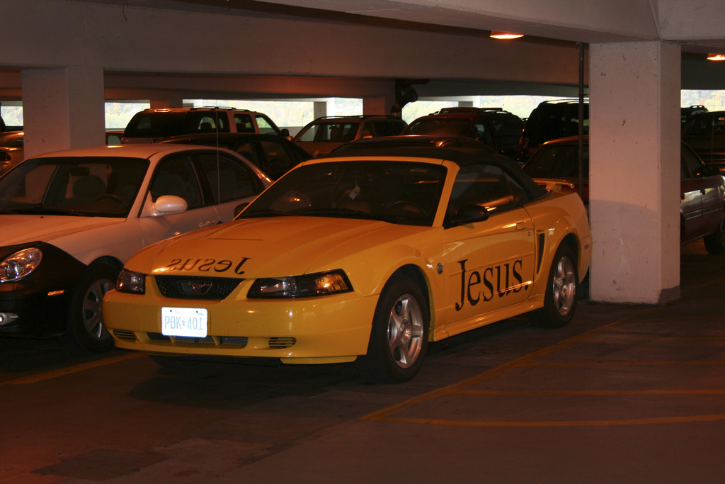 Ein Parkplatz voller Autos, die in Reihen geparkt sind.