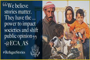 Ein Plakat mit einem Mann, einer Frau und zwei Kindern, die rechts lächeln, sowie Text und Logo links, das lautet: "Wir glauben, dass Geschichten wichtig sind, sie haben die Kraft, Gesellschaften zu beeinflussen und die öffentliche Meinung zu verändern @ECA AS."