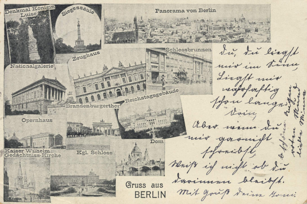 Schwarz-weiß-Postkarte mit mehreren Bildern von Berlin, darunter Gebäude, Bäume und eine Statue, mit handgeschriebener Schrift.