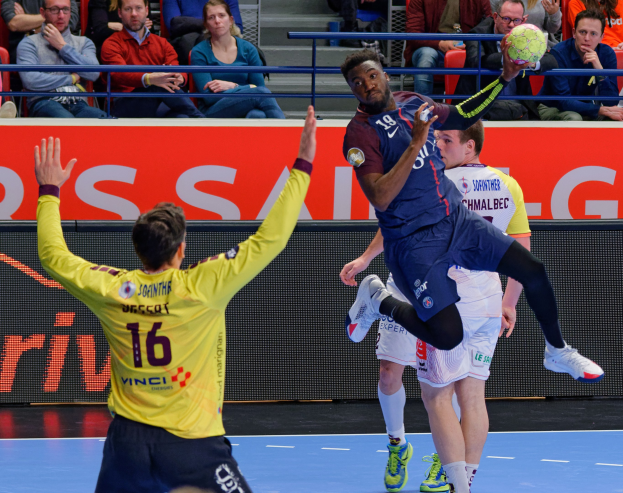 Eine Gruppe von Männern, die Handball spielen, auf einem Feld mit einem Ball in der Luft, in einer Stadionatmosphäre während des Futsal-Weltmeisterschaftsspiels 2019 zwischen Paris Saint-Germain und Bordeaux.
