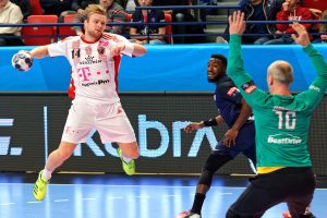 Männer bei einem Handballspiel auf einem Feld während der Futsal-Weltmeisterschaft 2019, Bayern München gegen Paris Saint-Germain, mit Zuschauern im Hintergrund.