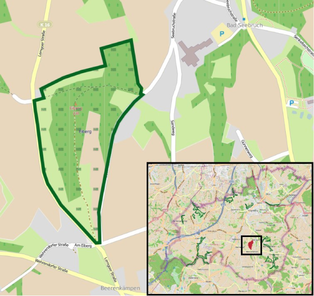 Karte einer Stadt mit einem zentralen grünen Bereich, der für die geplante Entwicklung markiert ist, umgeben von Stra├čen, Geb├Ąuden und Landmarken.