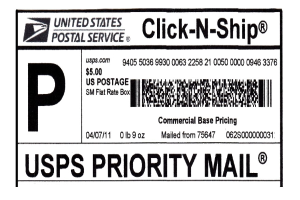 Ein USPS Priority Mail Aufkleber mit einem Strichcode und Text, der "Click-N-Ship" lautet und Anweisungen zur Verwendung von USPS Priority Mail enthält.